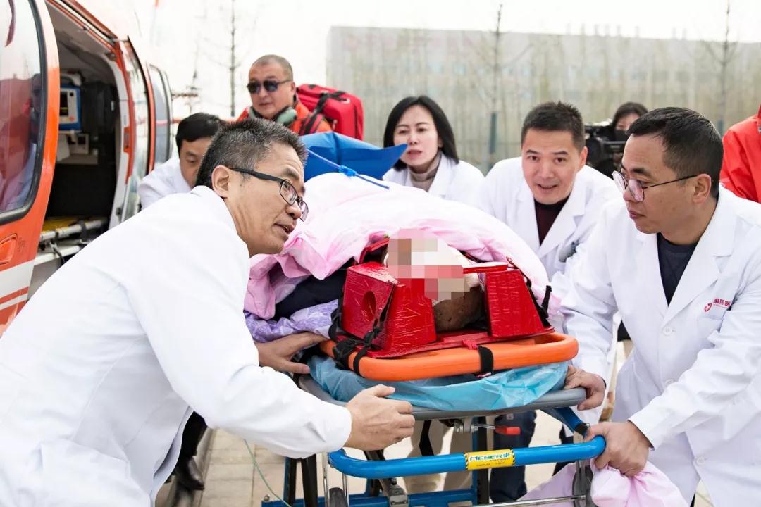 西安晚報(bào)報(bào)道—1小時(shí)！直升機(jī)跨省救援65歲患者