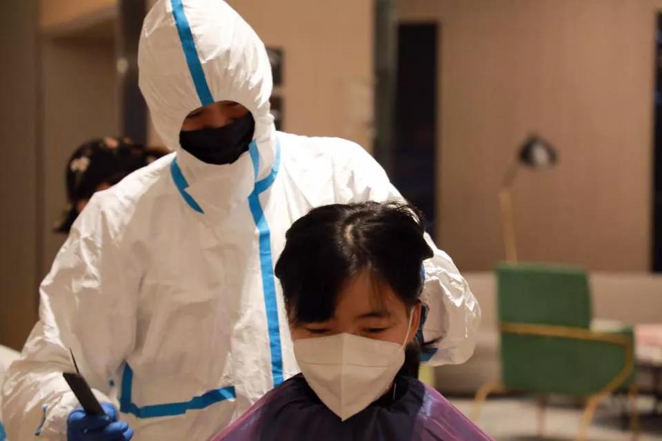 100多位赴武漢醫(yī)療隊女隊員“削”掉秀發(fā) ——武漢市委秘書長說，疫情過去一定為你們請功！