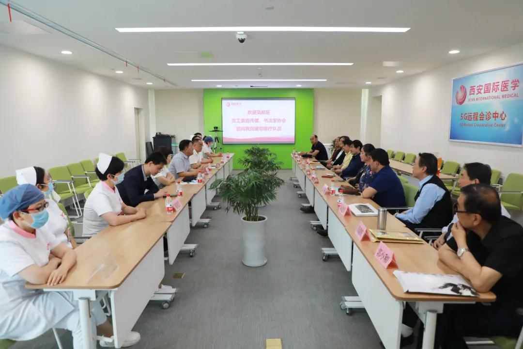書(shū)法送祝福 筆墨贊英雄——西安高新區(qū)黨工委宣傳部、書(shū)法家協(xié)會(huì)一行致敬最美逆行者