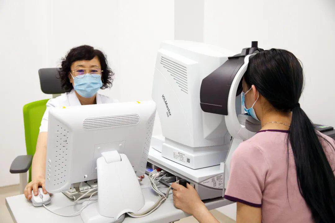 眼睛干澀、看不清字？ 快來這里檢查