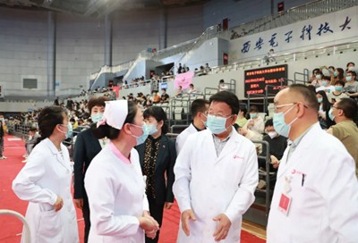 院領(lǐng)導看望西安電子科技大學疫苗接種點