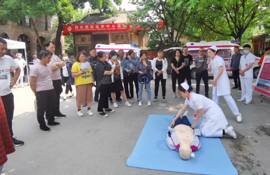 義診在行動 服務(wù)暖人心 ——西安國際醫(yī)學中心醫(yī)院走進袁家村送健康