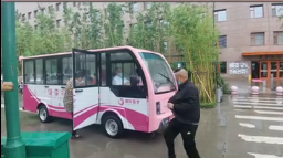 暖心！醫(yī)院下雨天安排擺渡車
