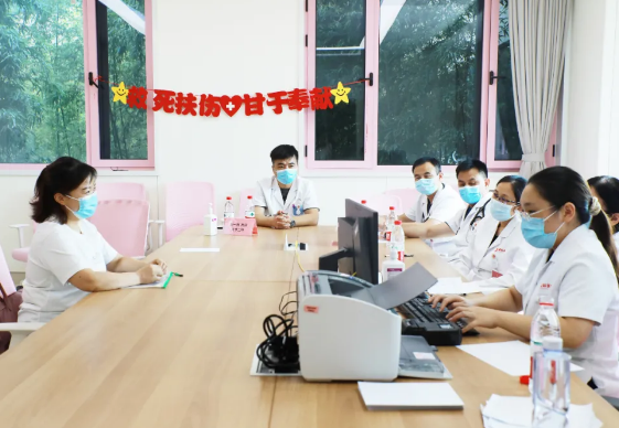 不掛號，解決多個問題，多學(xué)科MDT聯(lián)合門診讓更年期女性少跑腿，更安心！