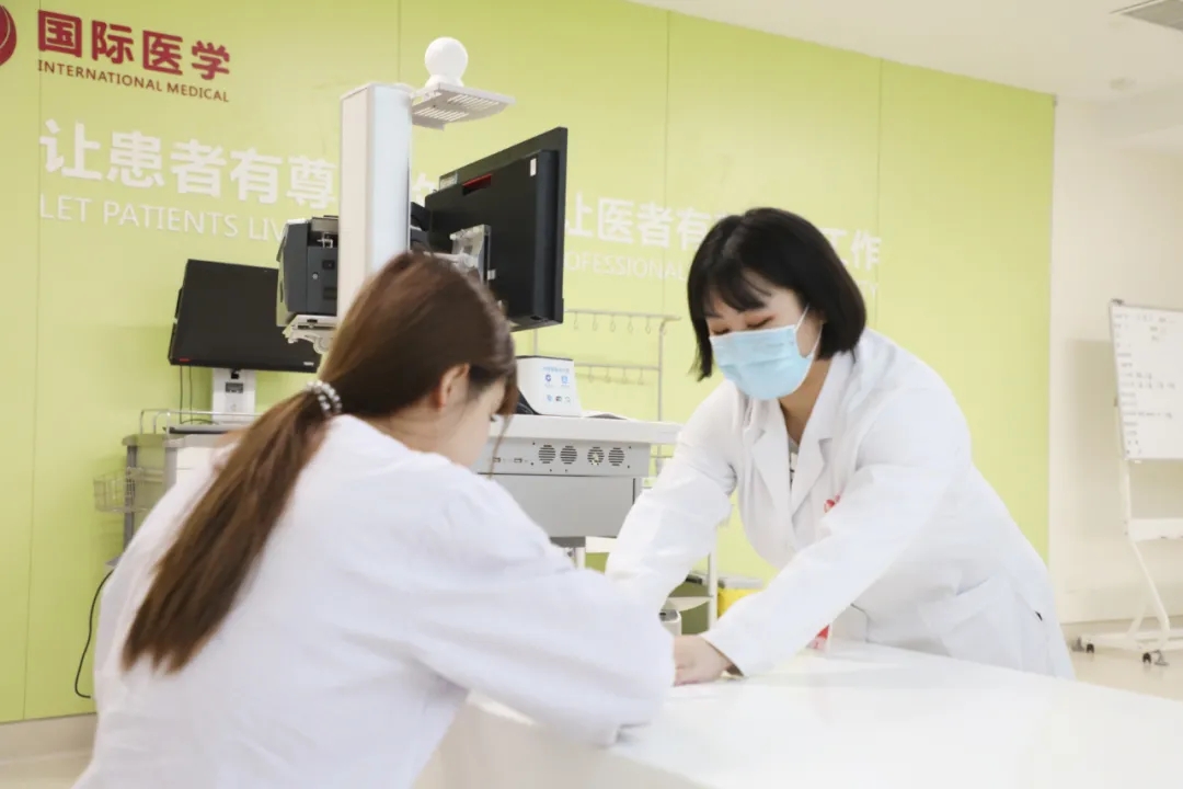 出院手續(xù)床前辦理，「移動(dòng)結(jié)算車」便民又惠民！