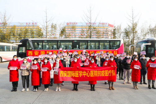 又有 300 余名醫(yī)護人員逆行出征，奔赴核酸采樣點