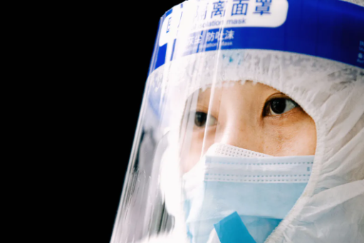 你穿防護服的樣子，真好看！