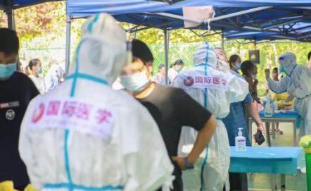 泡白的雙手，濕透的衣服，高溫天氣下的這些“大白”讓人心疼