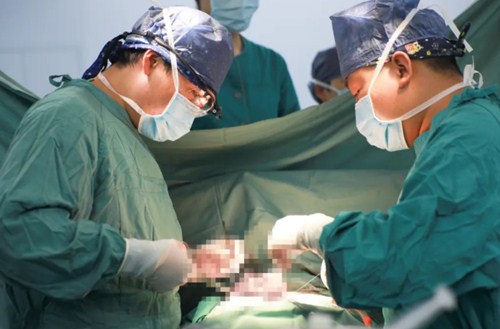 復(fù)診首日，市民排隊掃碼，有序就診……