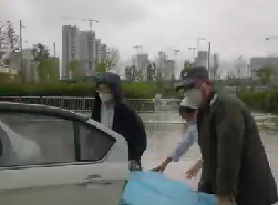 大雨天突遇車禍，從安保到醫(yī)護(hù)人員接力營(yíng)救