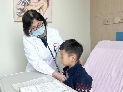 支原體肺炎來了！住院扎堆，學(xué)習(xí)桌搬到病房，孩子邊寫作業(yè)邊打點滴