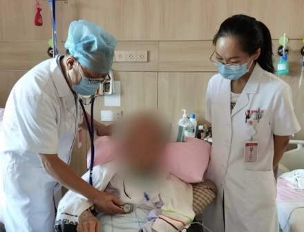 多次渡過險(xiǎn)關(guān)，身患重疾的92歲老人在醫(yī)院度過了四個(gè)不平凡的生日